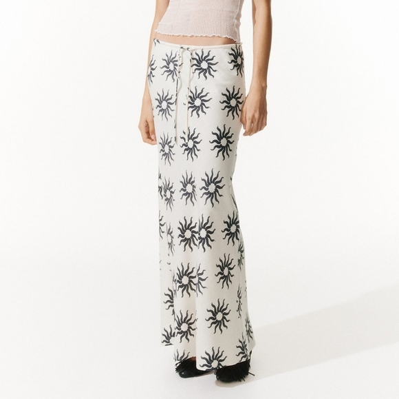 3/$30 EUC H&M M Linen Blend Off White Boho Maxi Skirt with Painted Sun Print - Picture 1 of 7